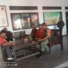 Komsos Babinsa Desa Gunungsari Serma Pidyani Anggota Koramil 1605/Sukagumiwang Bersama Warga