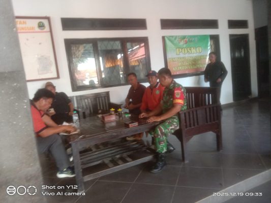 Komsos Babinsa Desa Gunungsari Serma Pidyani Anggota Koramil 1605/Sukagumiwang Bersama Warga