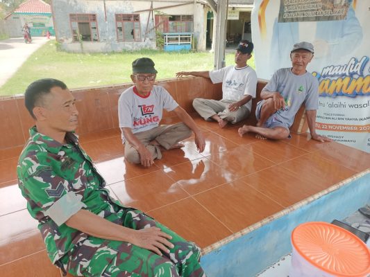 Babinsa Koramil 1601 Indramayu Laksanakan Komsos Bersama Warga Di Wilayah Binaan