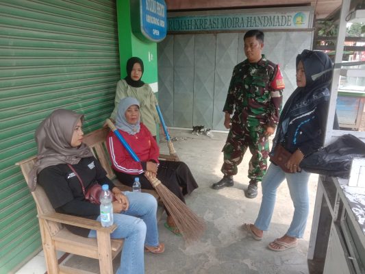 Komsos Anggota Koramil 1601/Indramayu Bahas Kebersihan Lingkungan Desa Pabeanudik