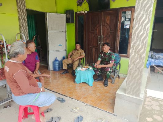 Serka Budiarto Anggota Koramil 1604/Jatibarang Komsos Bersama Kuwu Dan Masyarakat Pawidean