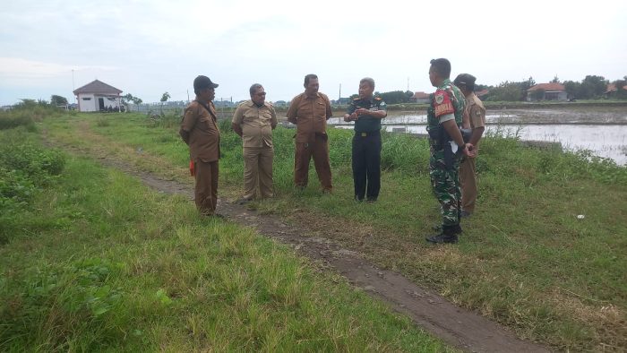 Danramil 1608 Krangampel Bersama Kuwu Lakukan Peninjauan Lahan Pembuatan Bangunan KDMP
