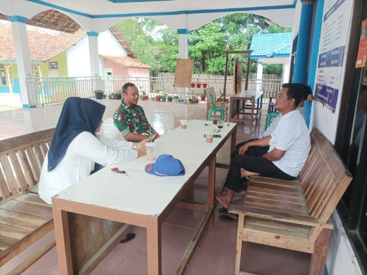Sertu Iswandi Anggota Koramil 1602 Sindang Komsos Denga Kuwu dan Pamongdesa Pabean Ilir