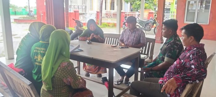 Babinsa Koramil 1603 Lohbener Komsos Dengan (Posbankum) Pos Bantuan Hukum Muslimat NU Desa Kijaran Wetan