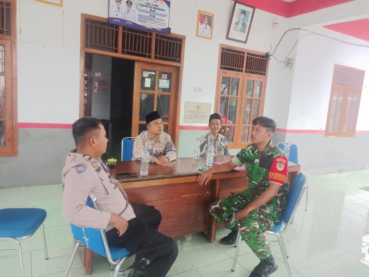 Serka Budiarto Anggota Koramil 1604/Jatibarang Komsos Bersama Kuwu Dan Bhabinkamtibmas Desa Pawidean