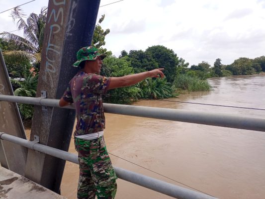 Babinsa Koramil 1602 Sindang Melaksanakan Pemantauan Aliran Sungai Cimanuk Di Wilayah Binaannya