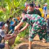 Cegah Kebanjiran, TNI Bersama Masyarakat Bergotong Royong Benahi Tanggul Sungai Cimanuk