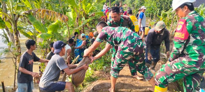 Cegah Kebanjiran, TNI Bersama Masyarakat Bergotong Royong Benahi Tanggul Sungai Cimanuk