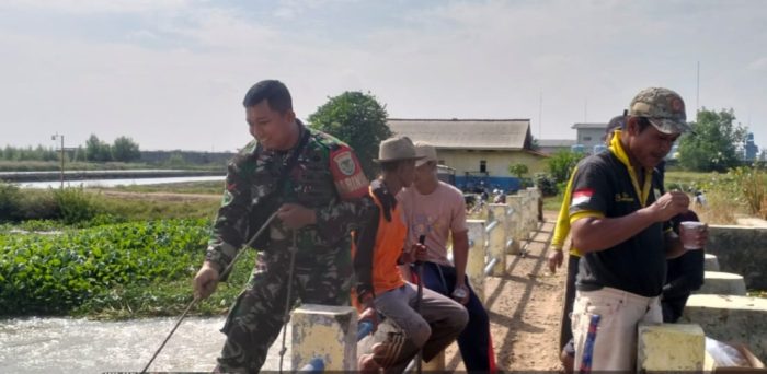 Lancarkan Saluran Air, Personil Koramil 1611 Losarang Menggelar Kerja Bhakti Bersama Kelompok Tani Harapan Satu