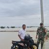 Babinsa Koramil 1611 Losarang Laksanakan Monitoring Luapan Air Jalan Puk Muntur -Ranjeng