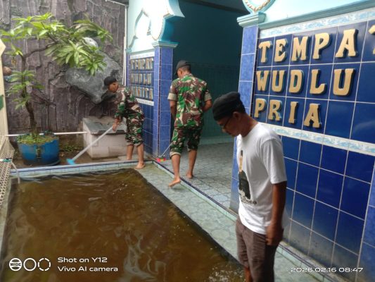 Jelang Bulan Suci Ramadhan, Koramil 1604 Jatibarang Menggelar Karya Bakti Pembersihan Tempat Ibadah