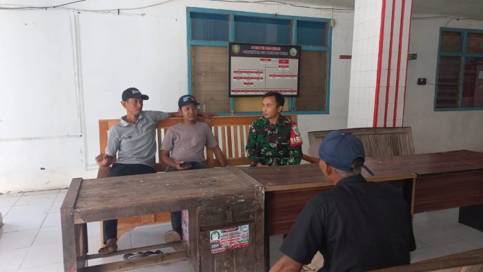 Anggota Koramil 1617/Gabus Wetan Laksanakan Komsos Bersama Masyarakat Desa Drunten wetan