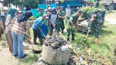 Koramil 1609 Juntinyuat Bersama Pemdes Menggelar Korve Pembersihan Sampah Di Blok Perbatasan