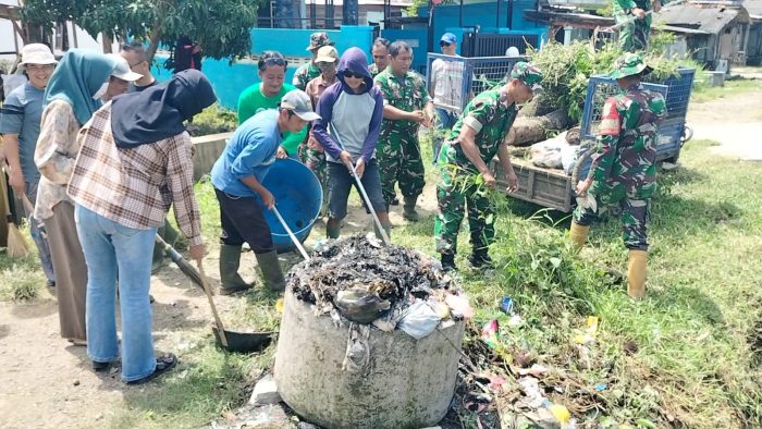 Koramil 1609 Juntinyuat Bersama Pemdes Menggelar Korve Pembersihan Sampah Di Blok Perbatasan