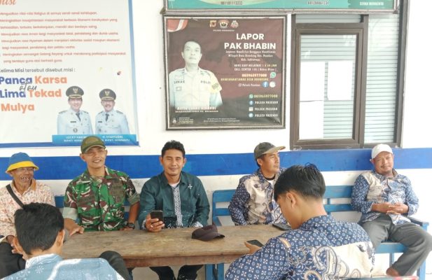 Serka Muhaemin Anggota Koramil 1602 Sindang Komsos Bersama Lurah dan Pamongdesa Brondong