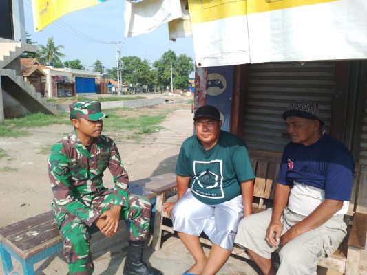 Babinsa Koramil 1603 Lohbener Melaksanakan Kegiatan Komsos Bersama Masyarakat Binaan