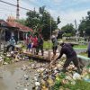 Antisipsai Gagal Panen, Babinsa Koramil 1610 Krangkeng Bersama Pemdes Gelar Karbak Opsih Saluran Sekunder Siwarak