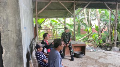 Babinsa Koramil 1605/Sukagumiwang Melaksanakan Kegiatan Komsos Bersama Warah Binaannya