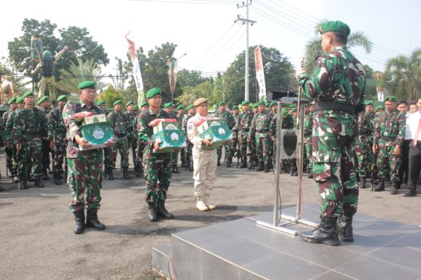 Dandim 0616/Indramayu Bagikan Bingkisan Lebaran, Tekankan Keselamatan Anggota Saat Cuti