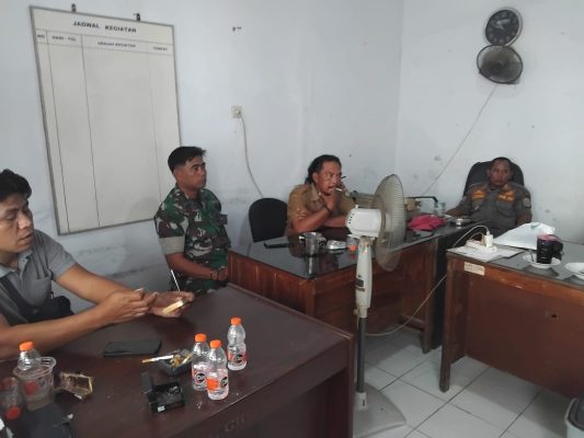 Pelda H.Agus Santoso Anggota Koramil 1602 Sindang Menghadiri Musyawarah Dengan Lurah Sekecamatan Cantigi