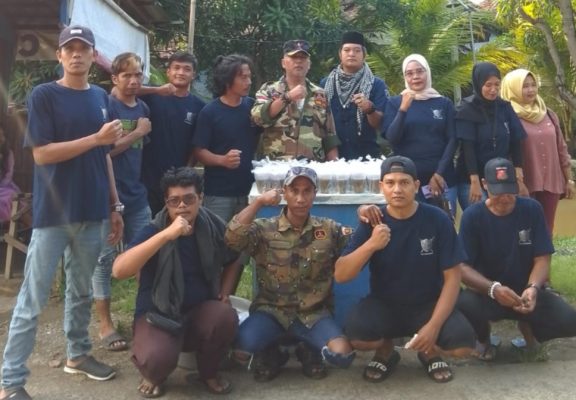 PAC GRIB JAYA Kecamatan Kertasemaya Bagikan Ratusan Ta'jil Pada Warga Sekitar Dan Pengendara Yang Melintas