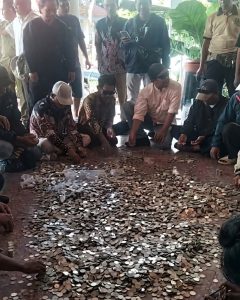 Bentuk Tanggung Jawab Moral Usai Demo Ricuh, Petani Tambak Bawa 3 Karung Uang Koin