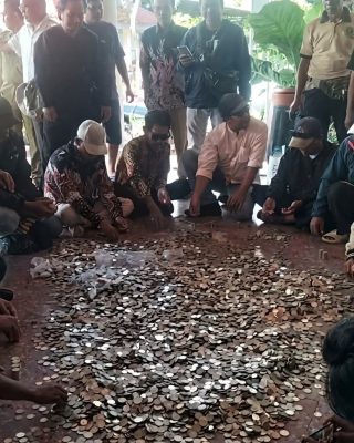 Bentuk Tanggung Jawab Moral Usai Demo Ricuh, Petani Tambak Bawa 3 Karung Uang Koin