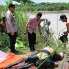 Peltu Tamin Babinsa Koramil 1603 Lohbener Bersama Anggota Polsek Cantigi Bantu Evakuasi Korban Di Sungai