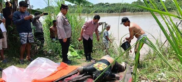 Peltu Tamin Babinsa Koramil 1603 Lohbener Bersama Anggota Polsek Cantigi Bantu Evakuasi Korban Di Sungai