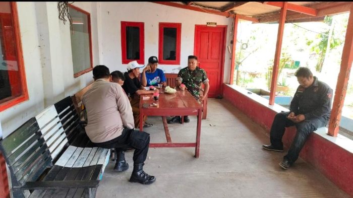 Berikan Edukasi Terkait Keamanan, Anggota Koramil 1608 Karangampel Komsos bersama Ketua RT Dan Warga