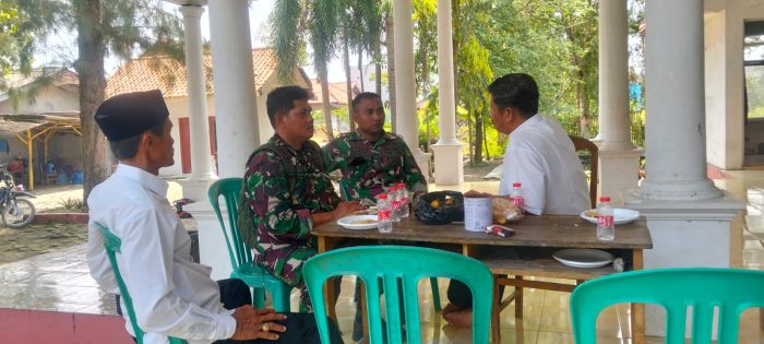 Babinsa Koramil 1603 Lohbener Melaksanakan Kegiatan Komsos Bersama Masyarakat Binaan