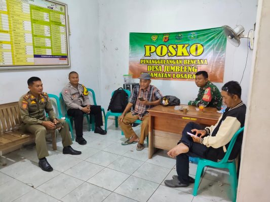 Kopda Suhardi Anggota Koramil 1611 Losarang Laksanakan Komsos Bersama Pamongdesa Jumbleng