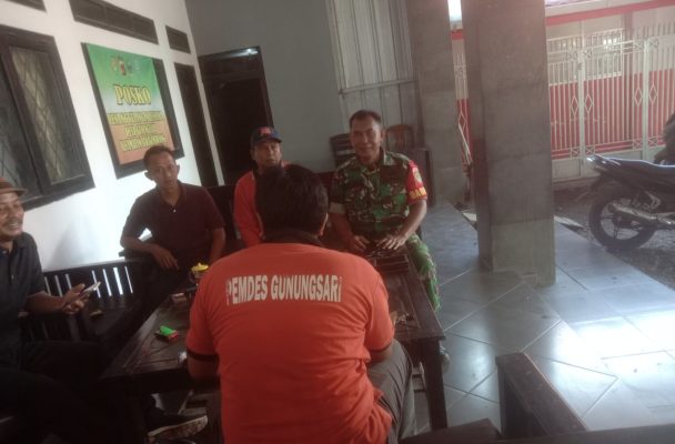 Babinsa Koramil 1605 Sukagumiwang Laksanakan Komsos Dengan Masyarakat Desa Gunungsari