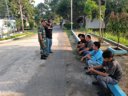 Sukseskan Program Pemerintah, Babinsa Koramil 1605 Sukagumiwang Komsos Dengan Masyarakat Desa Kertasemaya