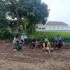 Tingkatkan Kebersamaan, Babinsa Koramil 1605 Sukagumiwang Komsos Dengan Masyarakat Desa Larangan Jambe