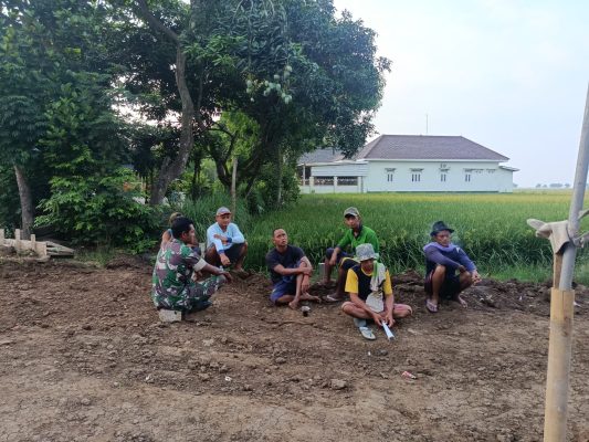 Tingkatkan Kebersamaan, Babinsa Koramil 1605 Sukagumiwang Komsos Dengan Masyarakat Desa Larangan Jambe
