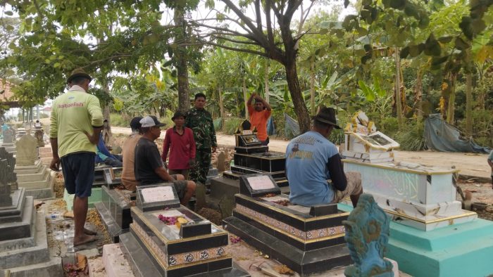 Perkuat Sinergitas Dengan Masyarakat, Babinsa Koramil 1603 Lohbener Laksanakan Komsos Di Wilayah Binaan