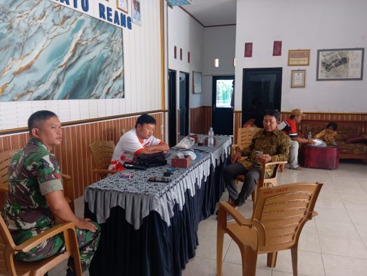 Dukung Program Pemerintah, Anggota Koramil 1601 Indramayu Komsos Bersama Pemdes Desa Tambak
