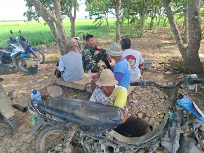 Pererat Silaturahmi Dengan Warga, Babinsa Koramil 1601 Indramayu Laksanakan Komsos