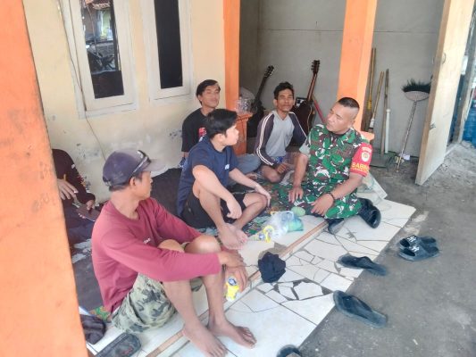 Himbau Masyarakat Jaga Kondusifitas, Babinsa Koramil 1603 Lohbener Laksanakan Komsos Dengan Warga