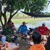 Dukung Program Swasembada Pangan, Babinsa Koramil 1601 Indramayu Lakukan Komsos Dengan Para Petani