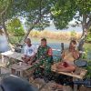Anggota Koramil 1601/Indramayu Komsos Dengan Masyarakat Di Wilayah Binaan Desa Tambak