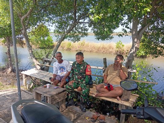 Anggota Koramil 1601/Indramayu Komsos Dengan Masyarakat Di Wilayah Binaan Desa Tambak