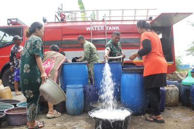 Wujud Kepedulian Terhadap Rakyat, Kodim 0616/Indramayu Dan BPBD Salurkan 10.000 Liter Air Bersih