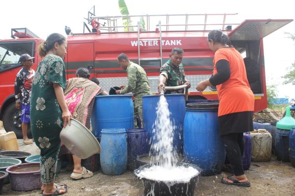 Wujud Kepedulian Terhadap Rakyat, Kodim 0616/Indramayu Dan BPBD Salurkan 10.000 Liter Air Bersih
